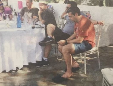 Στιγμές χαλάρωσης για τον Α. Τσίπρα σε πάρτι συμμαθητών των γιων του! (φωτό)